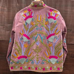 เสื้อแจ็คเก็ตกำมะหยี่สีชมพูปักลายดอกไม้สไตล์โบฮีเมียน งานฝีมือแบบดั้งเดิม ตกแต่งด้วยด้ายหลากสี - Product Image 6