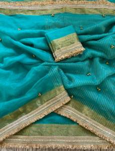 Sari en organza de nylon vert pur pour femmes avec motif Ghanghroo brodé de Zari doré et bordure en dentelle, et pièce de blouse brodée - Product Image 5
