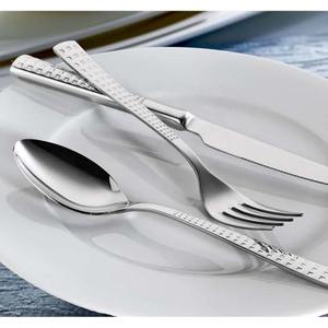 Ensemble de couverts en métal au design minimaliste et finition lisse, vaisselle moderne pour une présentation élégante - Product Image 1