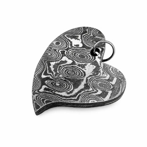 Collier pendentif cœur en acier Damas moderne fait main par Ahmad Fabric avec motif ajouré sur cordon marron pour cadeau de Saint-Valentin - Product Image 3