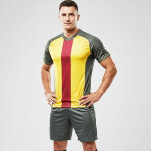 Maillot de football personnalisé noir et jaune avec bande bordeaux, séchage rapide, style rétro, services OEM acceptés - Product Image 1