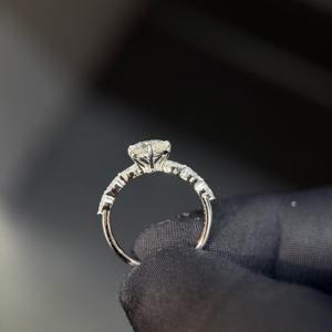 แหวนหมั้นเพชรทรงกลมและทรงมาร์คีส์ น้ำหนักรวม 1.80 กะรัต แหวนทองคำ 14K ประดับเพชรเม็ดเดี่ยวพร้อมเพชรข้างๆ สำหรับผู้หญิง - Product Image 2