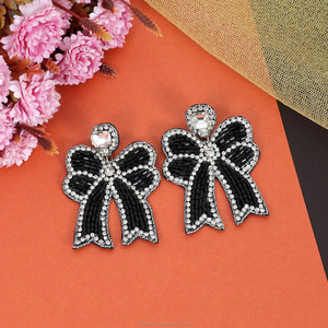 Boucles d'oreilles pendantes multicolores élégantes et stylées, ornées de perles et de nœuds, taille personnalisée, pour soirée, vente en gros - Product Image 3