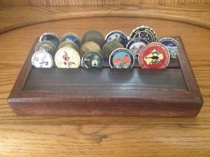 Présentoir en bois pour 4 rangées de jetons de casino et pièces de collection - Product Image 4