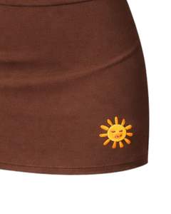 Conjunto de dos piezas personalizado para mujer en color marrón: top corto con lindo parche de sol y minifalda de cintura alta elástica, ideal para el verano. - Product Image 5