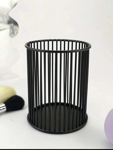 Organisateur de bureau minimaliste rond en métal pour clés, lunettes de soleil et essentiels de bureau – Support autoportant en fer forgé - Product Image 5