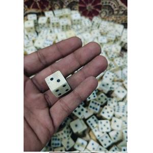 ลูกเต๋ากระดูกควายยอดนิยมสำหรับอุปกรณ์เสริมเกมบนโต๊ะ ลูกเต๋ากระดูกสีขาวดำแบบหกด้าน พร้อมขนาดและรูปร่างที่ปรับแต่งได้ - Product Image 1