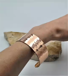 Bracelet manchette en cuivre martelé moulé sous pression, design ouvert réglable, bijou artisanal en métal massif, forme circulaire, style bohème, mariage - Product Image 6