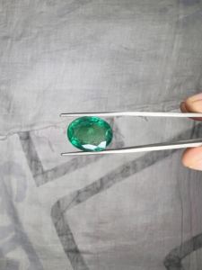 Pierre d'émeraude verte naturelle taille ovale haute clarté Jai Narayan Gems avec jeu de couleurs/effet de feu pour bagues, pendentifs et bijoux de luxe - Product Image 2