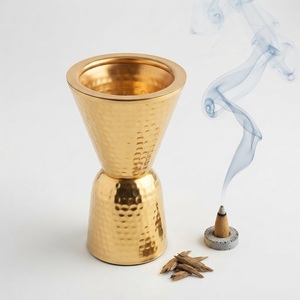 Quemador de incienso de madera artesanal con caligrafía árabe intrincada, quemador de bakhoor de madera de teca de lujo y Mubkhar hexagonal en venta - Product Image 4