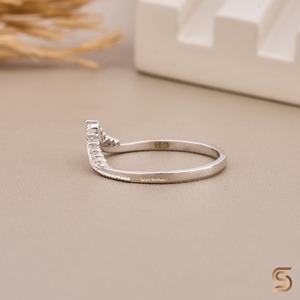 แหวนเพชรแล็บทรงเชฟรอนทองคำขาว 10K |   แถบรัดรูปตัววีโค้งแบบซ้อนได้ |   แหวนแต่งงานทรงโค้ง 0.15 กะรัต - Product Image 5