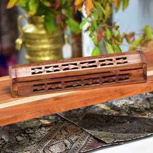 Quemador de incienso estilo antiguo, hecho a mano, de madera, rectangular, estilo tradicional, con recortes geométricos para aromaterapia. - Product Image 3