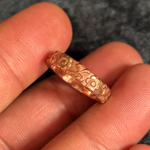Anillo de Cobre Puro Hecho a Mano con Motivo Floral de Margarita y Rosa Grabado, Anillo Terapéutico de Cobre Sólido de Alta Resistencia - Product Image 4