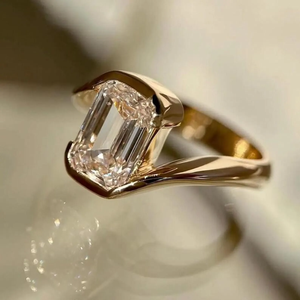 Bague de fiançailles Roy Diamond RR-216 2 CT en moissanite taille émeraude, plaquée rhodium, sertie de trois pierres, bague de mariage - Product Image 5