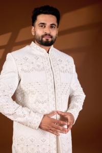 Traje de novio Sherwani con borde festoneado de paneles multicapa, color marfil, con diseño de rejilla de diamantes y adornos de cuentas. - Product Image 5