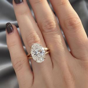 Anillo de compromiso clásico con diamante ovalado de laboratorio de 5 quilates, color DEF, claridad VS-VVS, halo oculto, banda dividida, oro macizo de 14K, banda ancha - Product Image 3