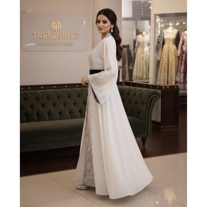 Ensemble Abaya Bisht Blanc de Luxe |   Cardigan ouvert et robe intérieure brodés argentés |   Kaftan de mariage arabe avec poignets à franges en cristal - Product Image 2