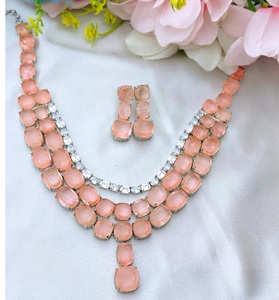 Ensemble collier et boucles d'oreilles tendance en laiton plaqué argent de qualité supérieure avec zircon, idéal pour les mariages et les soirées. - Product Image 2