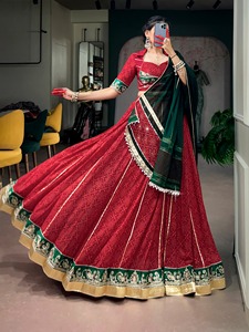 Ensemble de lehenga choli prêt-à-porter en georgette, entièrement cousu, avec imprimé foil Bandhej et dentelle Gota Patti, spécial Navratri. - Product Image 2