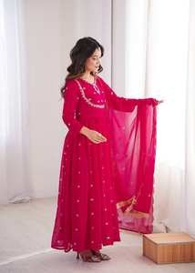 Presentamos Nuestro Nuevo Salwar Kameez Moderno Bordado con Modelado Realista para Bodas y Fiestas, de Secado Rápido - Product Image 2