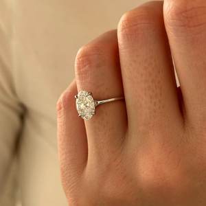 Anillo de Compromiso Minimalista con Diamante Ovalado de 2 Quilates Cultivado en Laboratorio, Anillo de Propuesta Minimalista de 1.3MM en Oro Blanco de 14K, Certificado IGI - Product Image 5