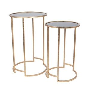 Table gigogne en métal artisanale avec plateau en verre, meuble de salon unique pour une décoration intérieure élégante et contemporaine - Product Image 4