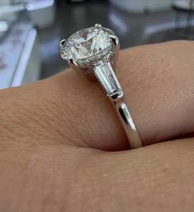 Anillo de Tres Piedras con Diamante Cultivado en Laboratorio de 4 Quilates, Corte Baguette Cónico, Oro Blanco de 14K, Certificado IGI - Product Image 2