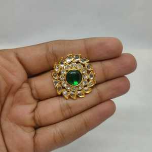 แหวนสีเขียวมรกตสำหรับผู้หญิง แหวนลายดอกไม้เคลือบทอง 18K ประดับด้วยเพชร CZ ระยิบระยับ ของขวัญเครื่องประดับแฟชั่นสุดหรู - Product Image 2