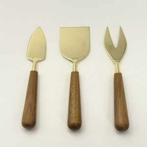 ชุดอุปกรณ์เสิร์ฟชีสสแตนเลสสตีลทำมือแบบกำหนดเองได้ ขัดเงาสีทอง พร้อมด้ามจับไม้ สำหรับใช้ในบ้าน โรงแรม และร้านอาหาร - Product Image 1