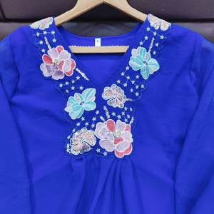 La temporada festiva requiere atuendos que brillen con la misma luminosidad que las celebraciones. Con este conjunto festivo de georgette puro, ¡estás listo para la fiesta! - Product Image 5