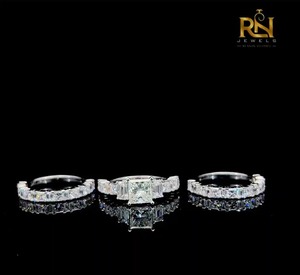 Ensemble de mariage de luxe 3 pièces en or massif avec diamants de laboratoire taille princesse et pierres latérales taille émeraude, Trio de bagues de mariage, Bijoux fins - Product Image 1