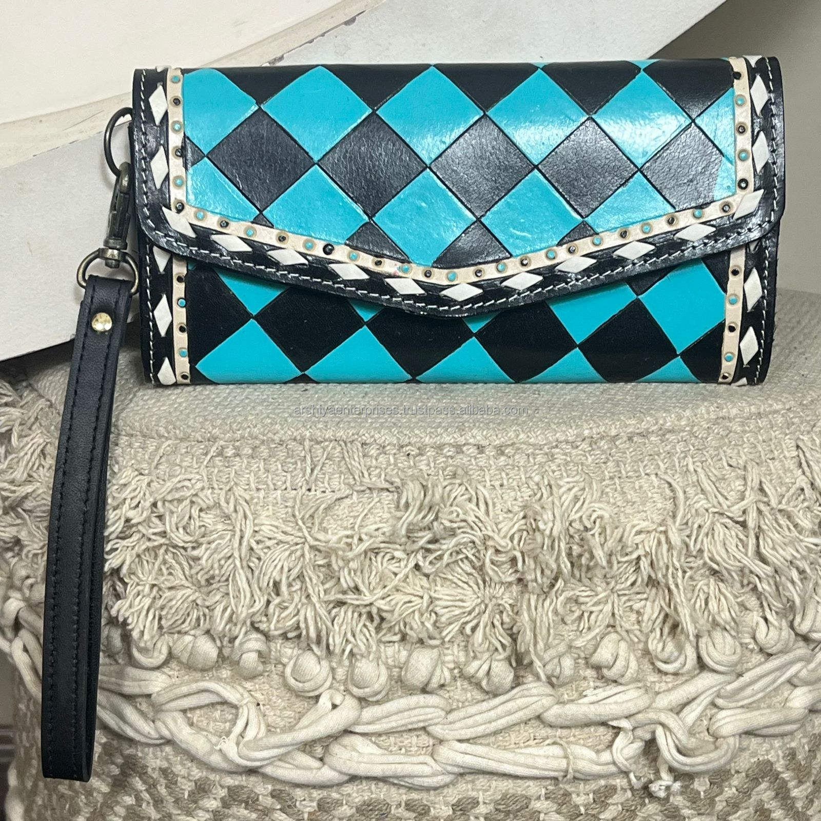 ลายตารางหมากรุกสีเทอร์ควอยซ์และดำ