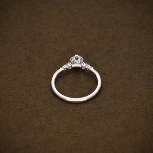 Anillo de Compromiso con Diamante Redondo Creado en Laboratorio, Anillo de Cinco Diamantes con Diamantes en la Banda, Anillo de Diamantes Certificado, Oro de 18K - Product Image 5