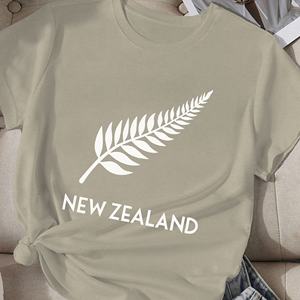 Camiseta cómoda blanca silueta de un helecho para mujer - Product Image 2