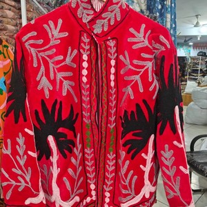 Veste en velours beige style vintage pour femme, brodée à la main, motif floral, manteau court, style bohème, vêtement d'extérieur pour l'hiver, vente en gros - Product Image 5