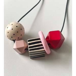 Collier élégant en résine et bois avec finition élégante, accessoires de mode - Product Image 1