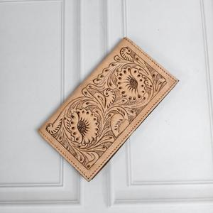 Cartera Larga de Cuero Genuino Hecha a Mano con Grabado Floral, Estilo Vintage, Cierre Plegable, Unisex, para Uso Diario - Product Image 2