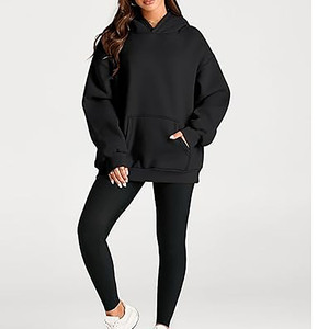 Sudadera con capucha negra extragrande para mujer con bolsillo tipo canguro - Product Image 5