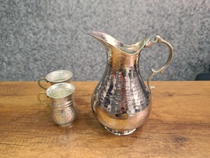 Carafe en argent au design martelé moderne, idéale pour les occasions spéciales, l'utilisation familiale et l'accueil des invités, provenant d'Inde. - Product Image 6