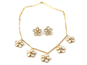 Conjunto de collar y aretes de cuarzo blanco con baño de oro de 18k para mujer - Joyería hecha a mano con latón chapado en oro - Product Image 3