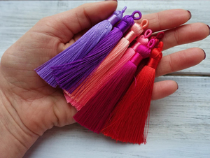 ที่คั่นหนังสือผ้าไหมเทียมสีทองเข้มขอบพู่ทำจากเรซิน - Product Image 1