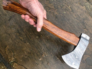 Hacha de Acero de Damasco Forjada Artesanalmente, Cabeza de Acero Duradera, Mango Ergonómico de Madera - Product Image 2