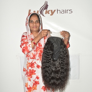 Perruque en cheveux humains indiens bouclés Remy - 100% vierges, noirs naturels, pleine densité, texture douce et soyeuse, cuticules alignées et saines - Product Image 3