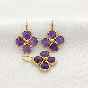 Pendentif en améthyste en forme de trèfle, serti clos, 5 mm, lisse, fait main, avec boucle 7x5 mm, breloque en pierre précieuse plaquée or - Product Image 1