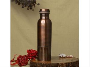 Botella de agua de cobre de aspecto antiguo marrón. El agua almacenada en botellas de cobre se mantiene fría de forma natural. - Product Image 3