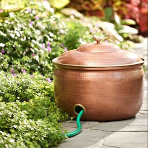 Maceta de cobre hecha a mano para guardar mangueras de jardín con tapa decorativa de pájaro para un estilo elegante en el paisajismo exterior. - Product Image 1