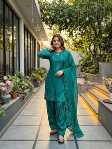 Costume palazzo pour femmes de haute qualité avec broderies lourdes et détails en sequins, et dupatta fantaisie de créateur, mode ethnique traditionnelle - Product Image 3
