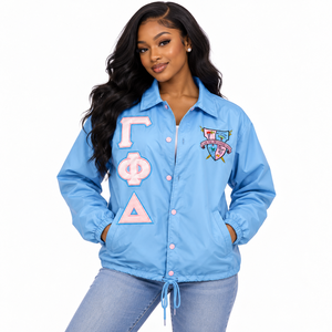 Veste de coach personnalisée Gamma Phi Delta Sorority, logo brodé sur le devant, couleurs rose et bleu clair, manches longues, légère, pour femme - Product Image 1