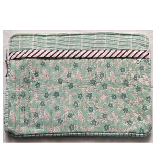 Funda Ecológica para Portátil de Algodón Acolchado con Estampado Floral Hecho a Mano en Jaipur, Cierre de Cremallera y Múltiples Bolsillos para Uso Diario - Product Image 1
