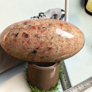 Lingam de Shiva en pierre de soleil en vrac – Pierre précieuse polie artisanale pour le Reiki, le Yoga et la décoration intérieure - Product Image 1